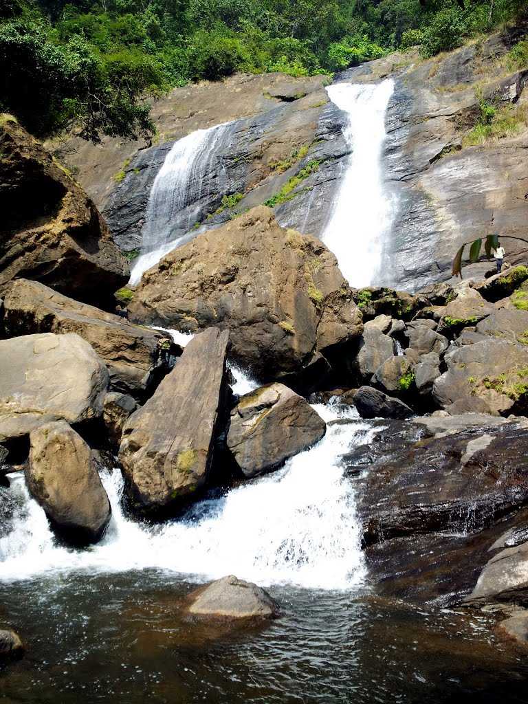 keezharkuthu Idukki rocks