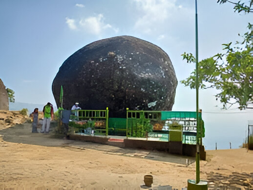 Rock formations and tomb at Thangal Para